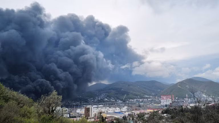 Khói bốc lên trên thành phố Tuapse, Nga, sau các cuộc tấn công UAV Ukraine, ngày 21/4/2026.