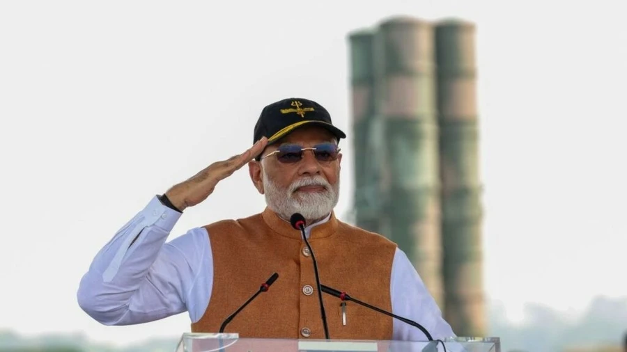 Thủ tướng Ấn Độ Narendra Modi đứng trước hệ thống phòng không S-400 trong chuyến thăm căn cứ không quân Adampur ở bang Punjab, ngày 13/5/2025.