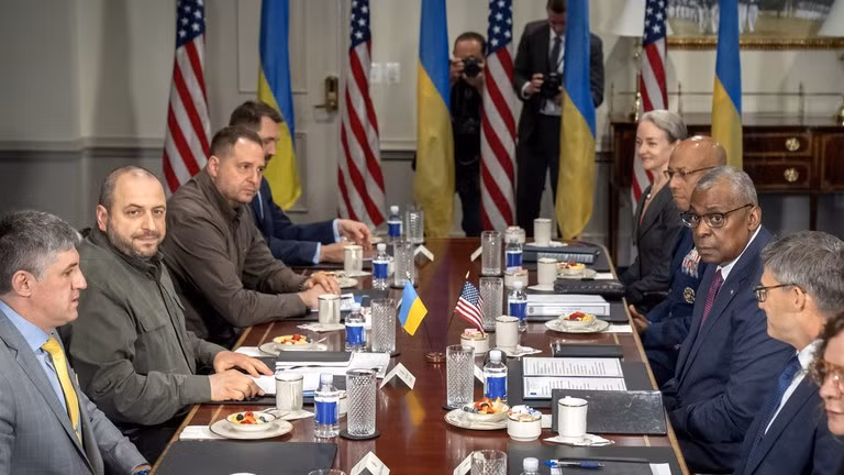 Bộ trưởng Quốc phòng Mỹ Lloyd Austin gặp người đồng cấp Ukraine Rustem Umerov tại Lầu Năm Góc, ngày 30/8/2024