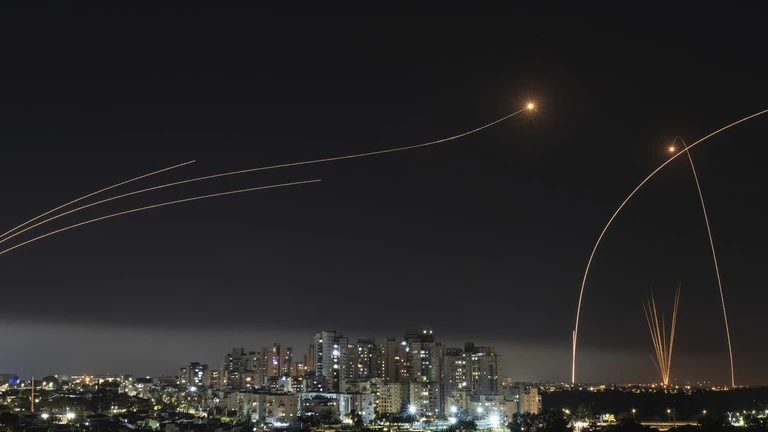 Hệ thống phòng thủ tên lửa Iron Dome của Israel bắn tên lửa đánh chặn.