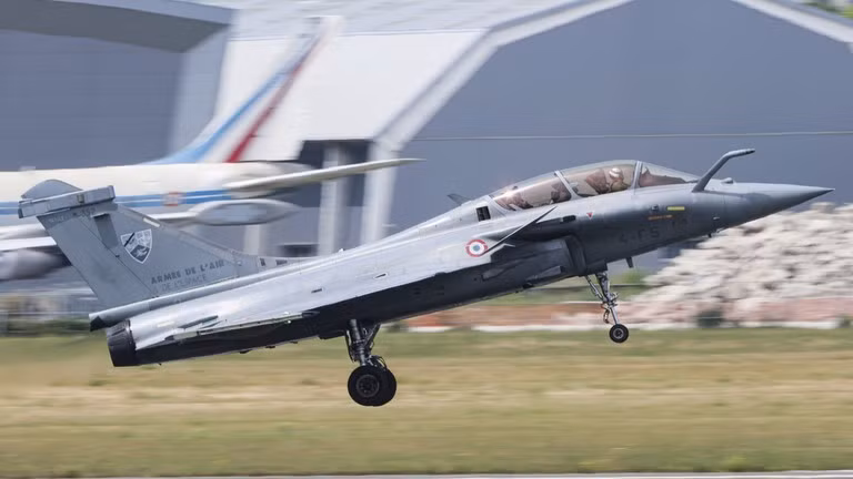 Máy bay chiến đấu Dassault Rafale B của Pháp.