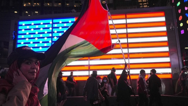 Những người biểu tình ủng hộ Palestine tuần hành tại thành phố New York.