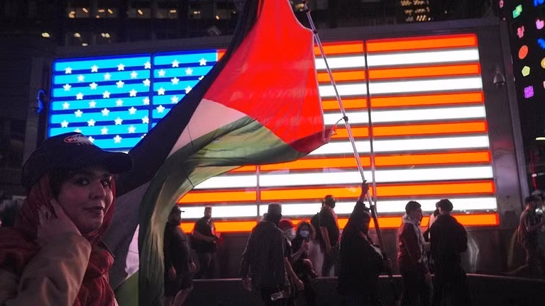 Những người biểu tình ủng hộ Palestine tuần hành tại thành phố New York.