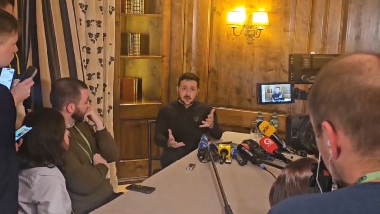 Tổng thống Ukraine Vladimir Zelensky trong buổi phỏng vấn với các nhà báo bên lề Hội nghị An ninh Munich, ngày 15/2/2025.