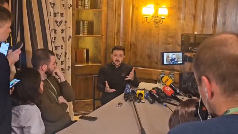 Tổng thống Ukraine Vladimir Zelensky trong buổi phỏng vấn với các nhà báo bên lề Hội nghị An ninh Munich, ngày 15/2/2025.