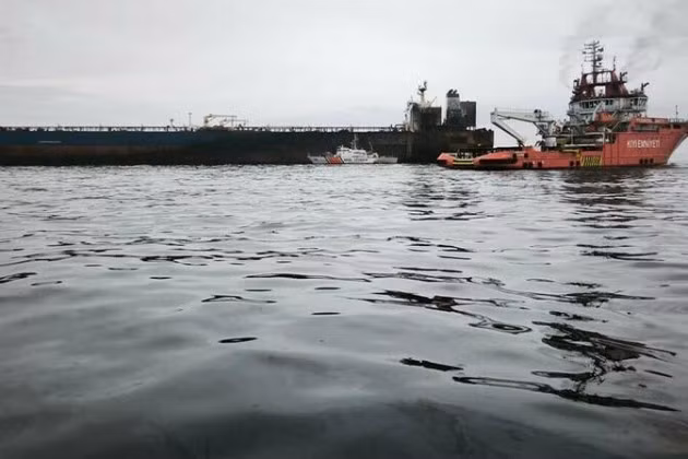 Tàu chở dầu Kairos bị UAV tấn công và bị mắc cạn ở Biển Đen gần thị trấn Ahtopol của Bulgaria.