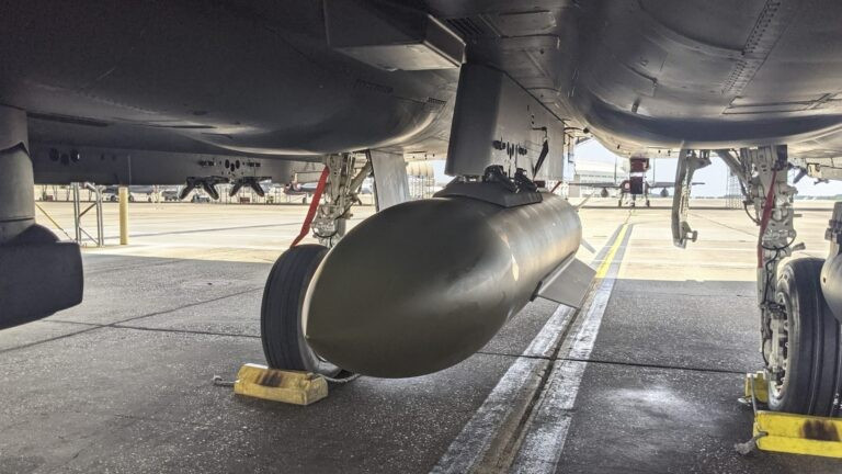 Bom xuyên phá sâu 5.000 pound của Mỹ.