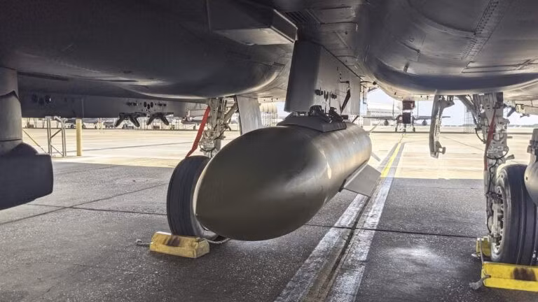 Bom xuyên phá sâu 5.000 pound của Mỹ.