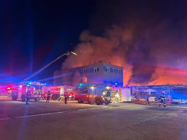 Lực lượng cứu hỏa được điều động đến hiện trường để dập tắt đám cháy, ngày 20/3/2026