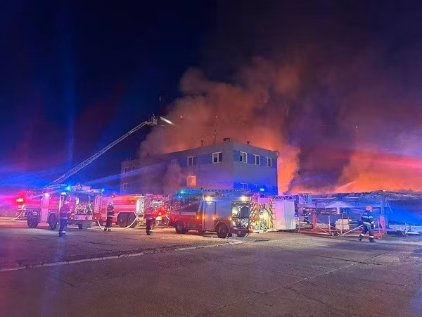 Lực lượng cứu hỏa được điều động đến hiện trường để dập tắt đám cháy, ngày 20/3/2026