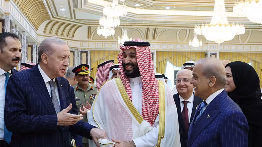 Tổng thống Thổ Nhĩ Kỳ Recep Tayyip Erdogan (trái), Thái tử Saudi Arabia Mohammed bin Salman (giữa) và Thủ tướng Pakistan Shehbaz Sharif ký kết thỏa thuận hợp tác quốc phòng ba bên tại Mecca, ngày 7/8.