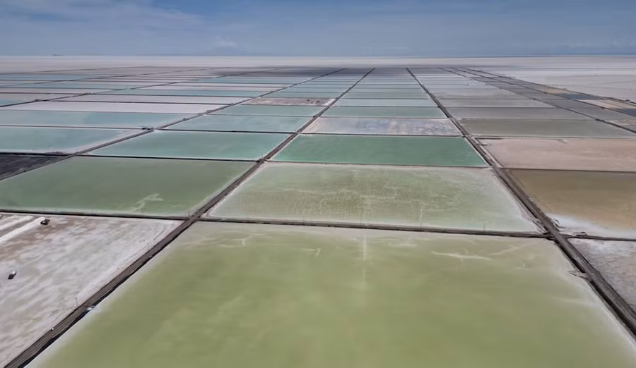 Salar de Uyuni, cánh đồng muối chứa lithium lớn nhất thế giới, ở Bolivia.