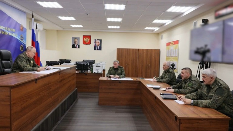 Tổng thống Nga Vladimir Putin đến thăm sở chỉ huy của quân đội Nga, ngày 26/10/2025.