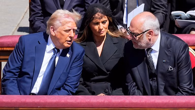 Tổng thống Mỹ Donald Trump (trái) và Tổng thống Estonia Alar Karis (phải) tham dự lễ tang cố Giáo hoàng Francis, ngày 26/4/2025.