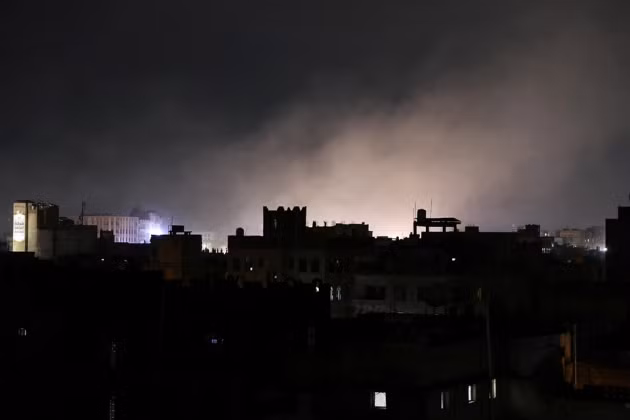 Một cuộc dội bom của Mỹ nhắm vào các mục tiêu của Houthis ở Yemen.