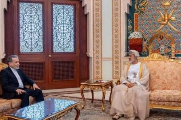 Ngoại trưởng Iran Abbas Araghchi (trái) gặp Quốc vương Oman, Haitham bin Tariq, tại Muscat, Oman, ngày 26/4/2026.