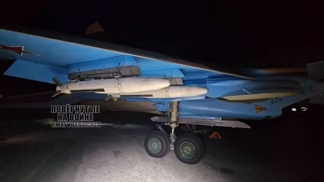 Máy bay Su-34MHO mang theo hai quả bom lượn D-30SN