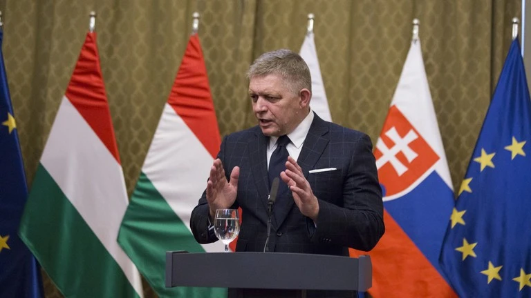 Thủ tướng Slovakia Robert Fico phát biểu với giới truyền thông trong buổi họp báo chung với Thủ tướng Hungary Viktor Orban tại Bratislava, ngày 22/1/2025.