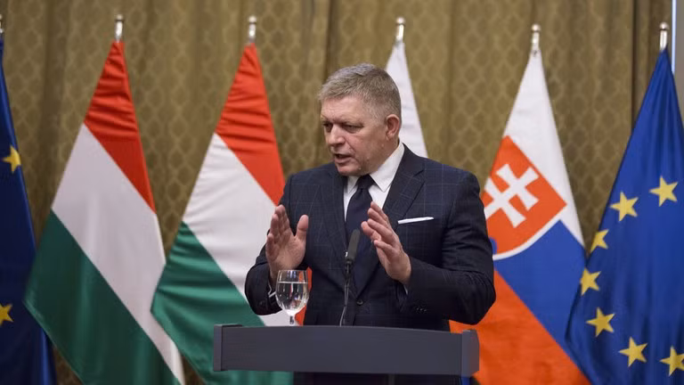 Thủ tướng Slovakia Robert Fico phát biểu với giới truyền thông trong buổi họp báo chung với Thủ tướng Hungary Viktor Orban tại Bratislava, ngày 22/1/2025.