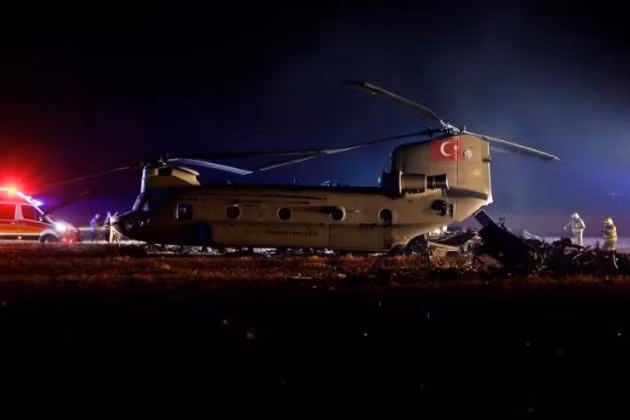 Lực lượng chức năng được điều đến hiện trường vụ trực thăng vận tải hạng nặng CH-47 Chinook của Thổ Nhĩ Kỳ gặp nạn, ngày 22/4/2026.