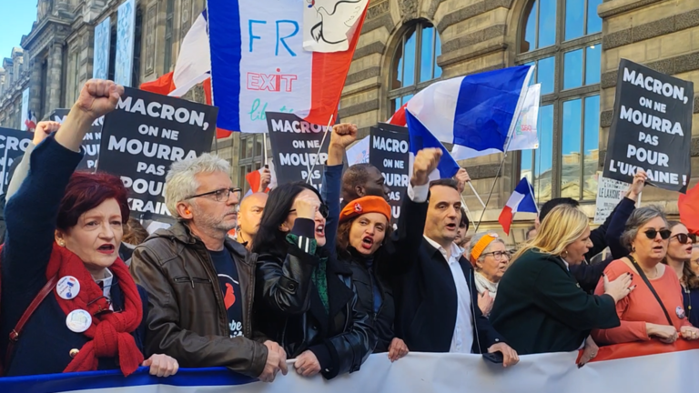 Hàng nghìn người biểu tình ở Paris phản đối viện trợ quân sự cho Kiev.