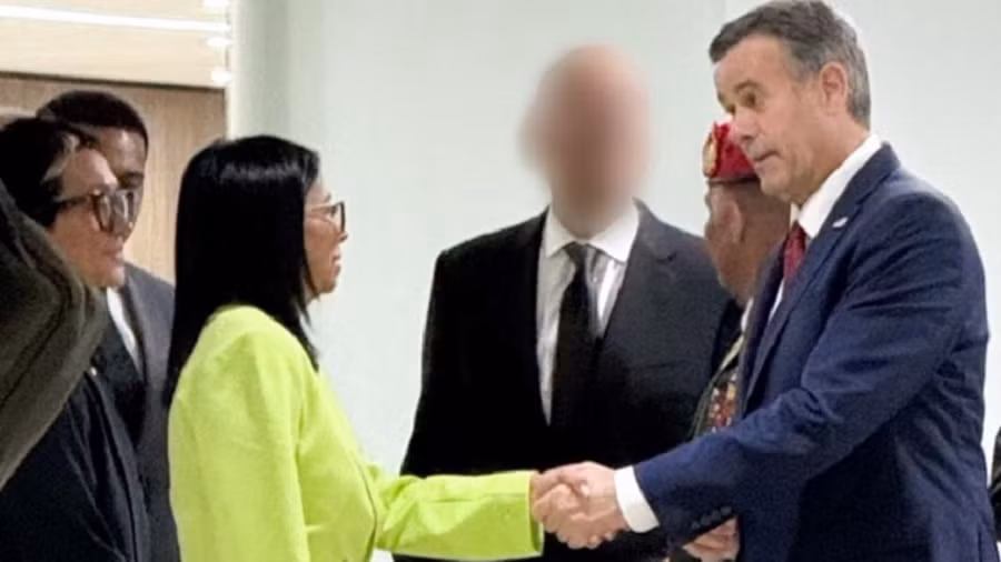 Giám đốc CIA John Ratcliffe (phải) và Tổng thống lâm thời Venezuela Delcy Rodriguez.