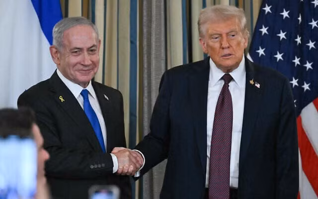 Tổng thống Mỹ Donald Trump (phải) và Thủ tướng Israel Benjamin Netanyahu bắt tay nhau khi kết thúc cuộc họp báo chung ở Washington, DC, ngày 29/9/2025.