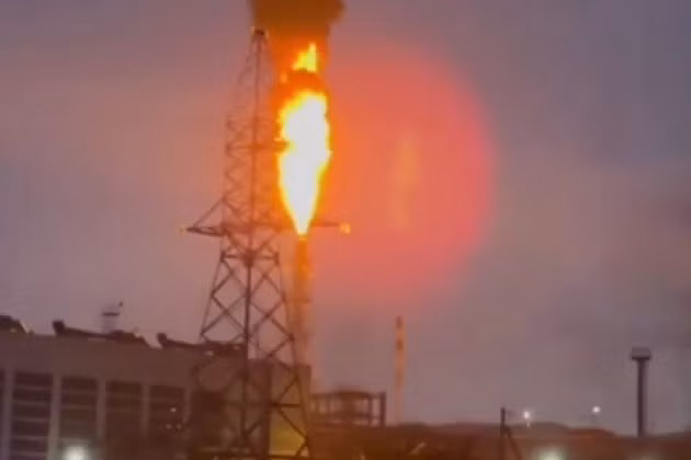 Hiện trường vụ hỏa hoạn tại nhà máy lọc dầu RN-Komsomolsk ở Viễn Đông, ngày 10/4/2025.