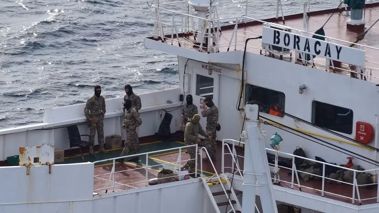 Những người lính Pháp trên tàu chở dầu Boracay ngoài khơi Saint-Nazaire, bờ biển Đại Tây Dương của Pháp.