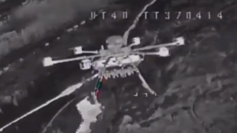 UAV đa cánh quạt của Ukraine bị UAV đánh chặn FPV của Nga truy đuổi.