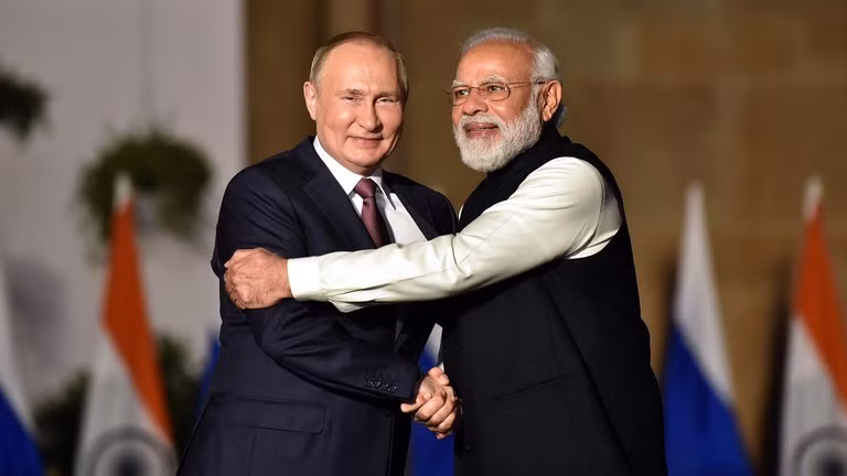 Thủ tướng Ấn Độ Narendra Modi (phải) và Tổng thống Nga Vladimir Putin.