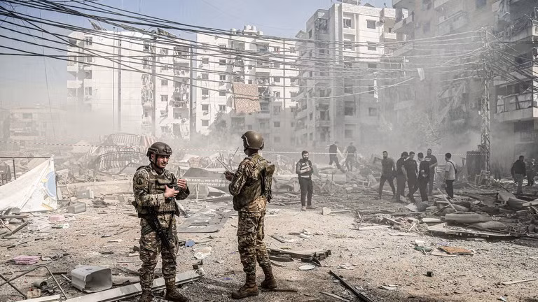 Những người lính Lebanon tại địa điểm xảy ra cuộc không kích của Israel ở phía nam Beirut, ngày 28/3/2025.