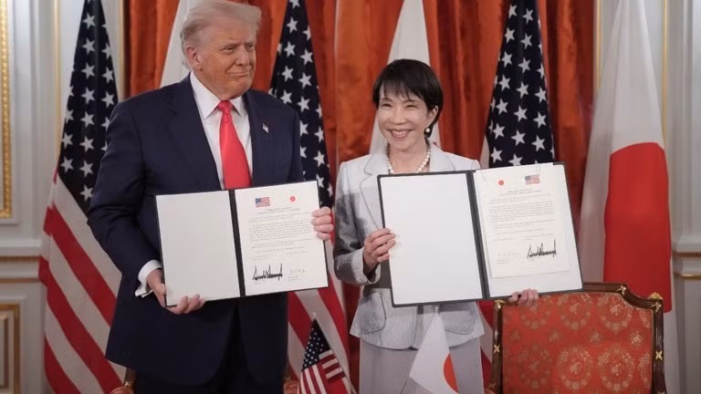 Tổng thống Mỹ Donald Trump (trái) và Thủ tướng Nhật Bản Sanae Takaichi tại Tokyo, ngày 28/10/2025.