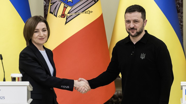 Tổng thống Moldova Maia Sandu (trái) và Tổng thống Ukraine Vladimir Zelensky.