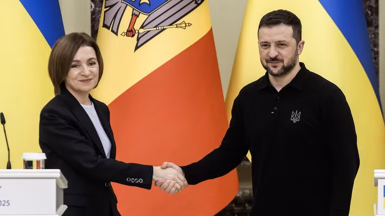 Tổng thống Moldova Maia Sandu (trái) và Tổng thống Ukraine Vladimir Zelensky.