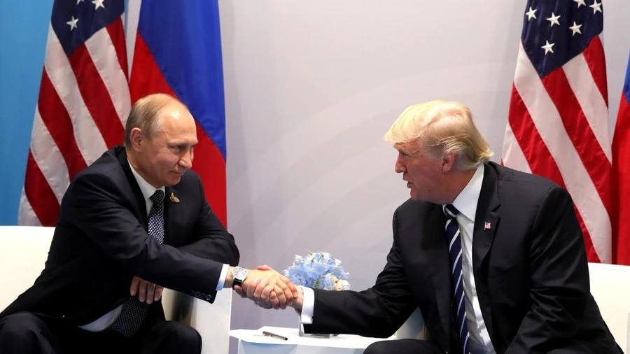 Tổng thống Nga Vladimir Putin (trái) và Tổng thống Mỹ Donald Trump.