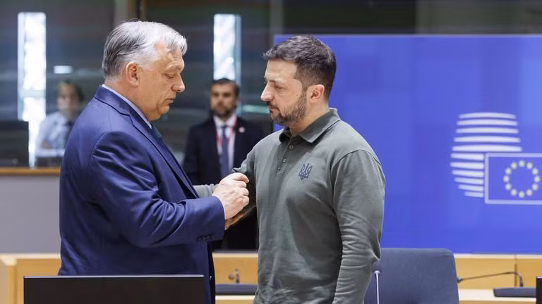 Thủ tướng Hungary Viktor Orban (trái) và Tổng thống Ukraine Vladimir Zelensky