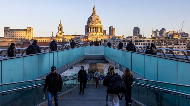 Lạm phát cao và tăng trưởng thấp khiến mức sống ở Anh ngày càng suy giảm.