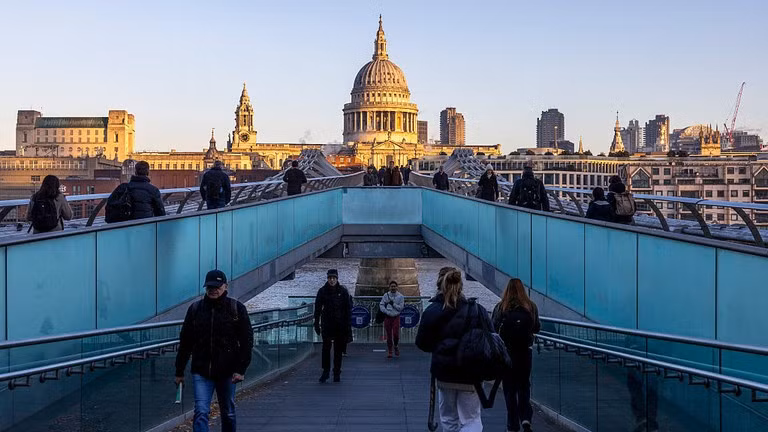 Lạm phát cao và tăng trưởng thấp khiến mức sống ở Anh ngày càng suy giảm.