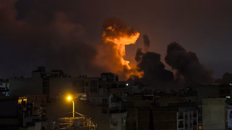 Khói đen bốc cao trên bầu trời Tehran sau một cuộc tấn công của Israel, ngày 28/3/2026.