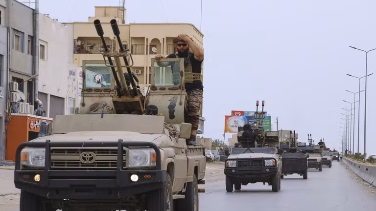 Xe bọc thép của GNU tuần tra sau cuộc đụng độ giữa các lực lượng dân quân được trang bị vũ khí hạng nặng ở Tripoli, ngày 14/5/2025.