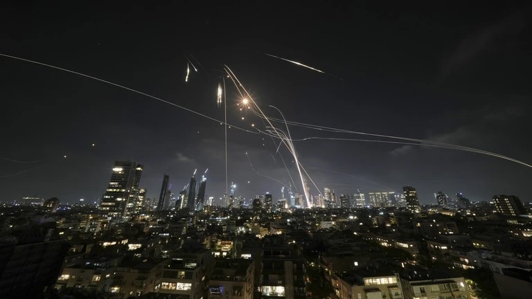 Hệ thống phòng không Iron Dome của Israel khai hỏa để đánh chặn tên lửa trên bầu trời Tel Aviv, Israel, đêm 13/6/2025.
