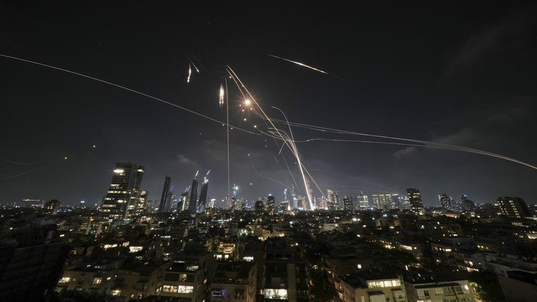 Hệ thống phòng không Iron Dome của Israel khai hỏa để đánh chặn tên lửa trên bầu trời Tel Aviv, Israel, đêm 13/6/2025.