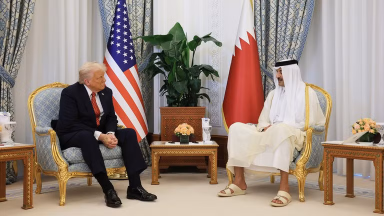 Tổng thống Mỹ Donald Trump tham dự cuộc họp với Quốc vương Qatar Tamim bin Hamad al Thani tại Amiri Diwan, tại Doha, Qatar, ngày 14/5/2025.