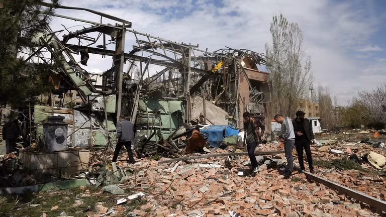 Hiện trường sau một cuộc tấn công do Mỹ và Israel phối hợp thực hiện vào một trường đại học ở Tehran, Iran.