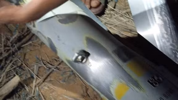 Xác một quả bom lượn dẫn đường chính xác GBU-53/B StormBreaker bị hỏng và rơi xuống tỉnh Shabwah ở phía đông nam Yemen.