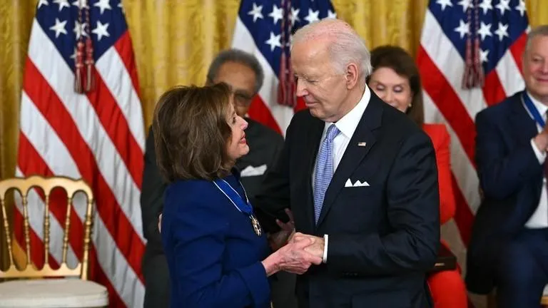 Cựu Chủ tịch Hạ viện Mỹ Nancy Pelosi (trái) và Tổng thống Joe Biden