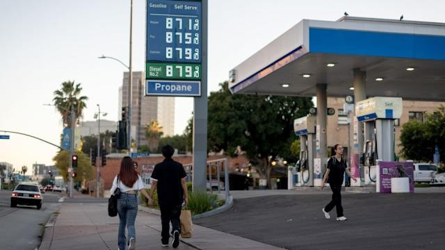 Người dân đi bộ gần một trạm xăng ở Los Angeles, ngày 21/3/2026..