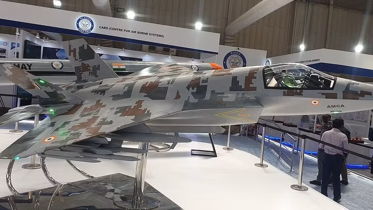 Mô hình máy bay AMCA.