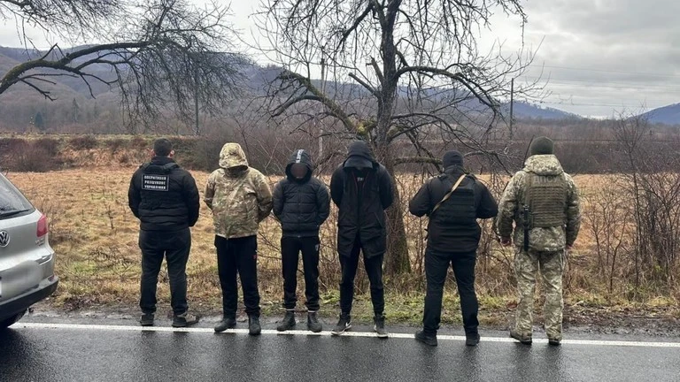 Những kẻ buôn người và trốn nghĩa vụ bị bắt tại biên giới với Slovakia, ngày 26/12/2024.